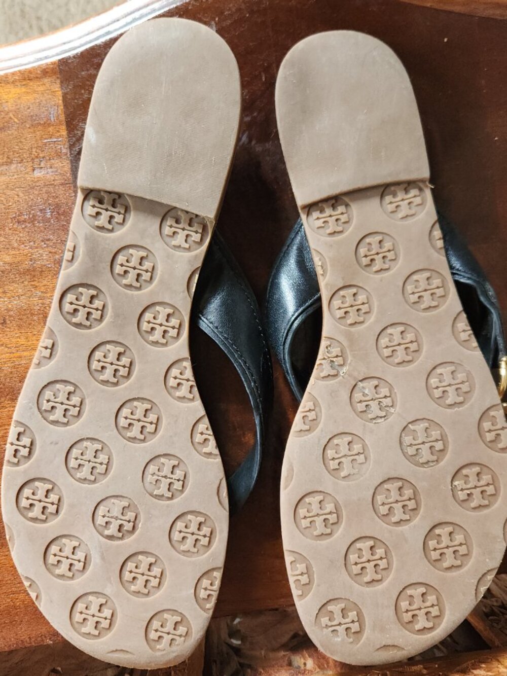 Tory Burch Nora Flat Thong Sandals with Black Leather and Gold Hardware - Picture 4 of 6